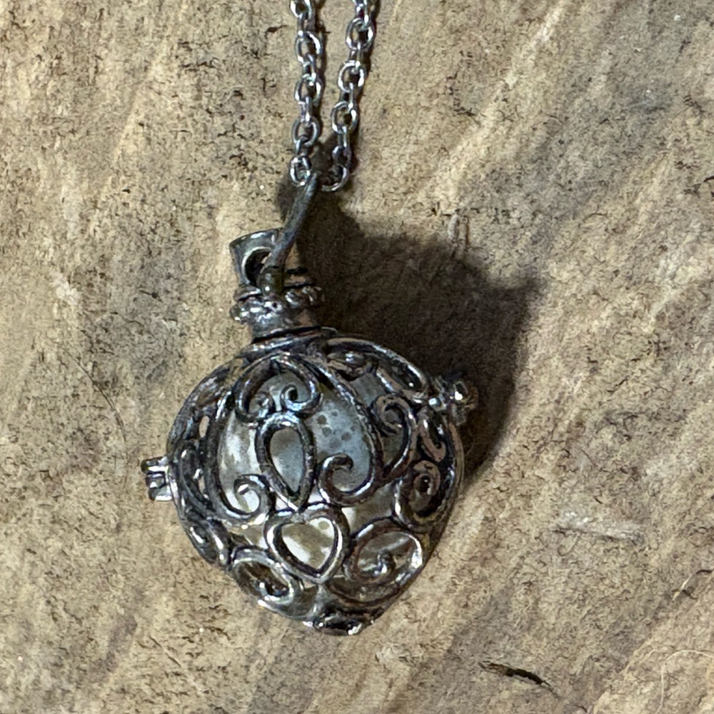 Elegant Silver Filigree Pendant Necklace - Picture 3 of 5